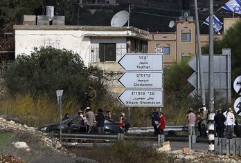 Colonos israelíes bloquean un cruce de carreteras. (Jaafar ASHTIYEH / AFP) 