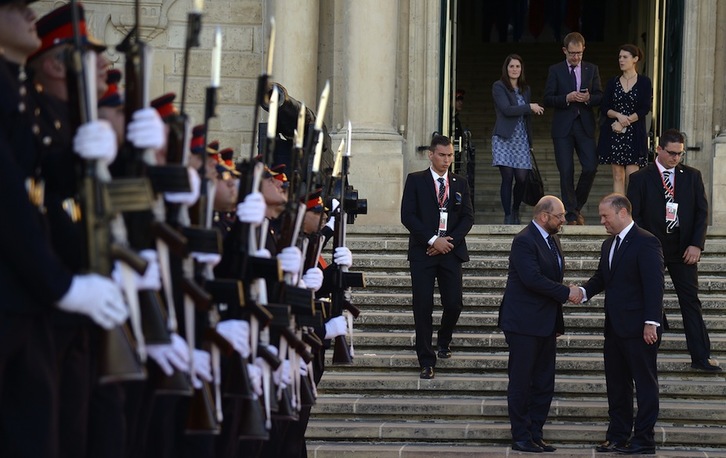 Martin Schulz, presidente del Parlamento europeo, junto al primer ministro de Malta, Joseph Muscat. (Filippo MONTEFORTE / AFP)