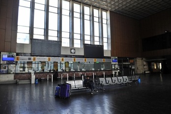 Un hombre aguarda en una desierta estación de tren en Atenas. (Sakis MITROLIDIS/AFP PHOTO)