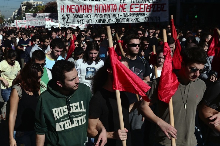 Miles de manifestantes en Atenas durante la huelga general. (Louisa GOULIAMAKI / AFP)