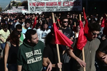 Miles de manifestantes en Atenas durante la huelga general. (Louisa GOULIAMAKI / AFP)