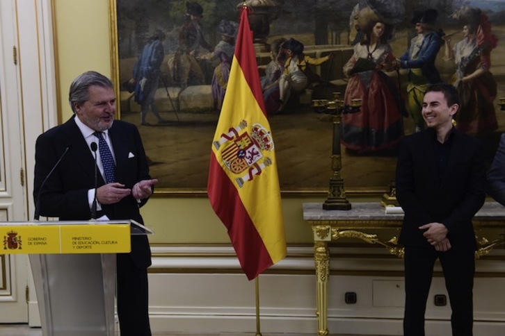 El ministro español de Educación, Cultura y Deporte, Iñigo Méndez de Vigo, en un acto con el motociclista Jorge Lorenzo. (PIERRE-PHILIPPE MARCOU / AFP)
