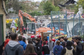 El pasado 3 de noviembre, la Ertzaintza desalojó el gaztetxe y las excavadoras comenzaron a derribar Kortxoenea. (Gorka RUBIO/ARGAZKI PRESS)