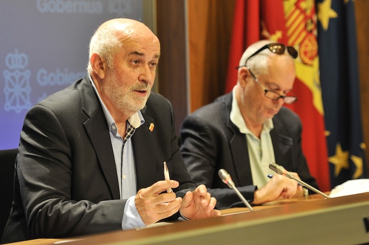 José Luis Mendoza, junto a Esteve Petrizán, en la apertura del curso. (Idoia ZABALETA / ARGAZKI PRESS)