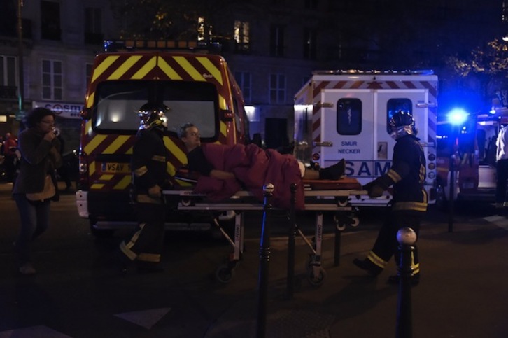 Los bomberos evacúan a uno de los heridos. (Dominique FAGET / AFP)