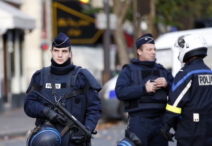 Policías custodian las zonas atacadas. (Patrick KOVARIC / AFP)