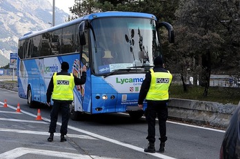 Un control en la frontera franco-italiana en Modane. (Jean-Pierre CLATOT/AFP) 