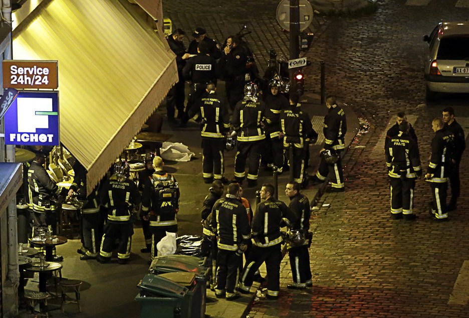 Policías y bomberos en los alrededores de la discoteca Bataclan. (AFP) Policías y bomberos en los alrededores de la discoteca Bataclan. (AFP)