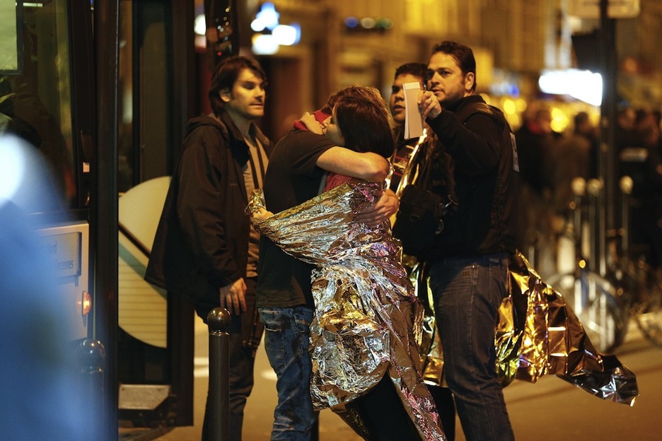 Dos personas se abrazan tras la matanza en Bataclan. (François GUILLOT/AFP)