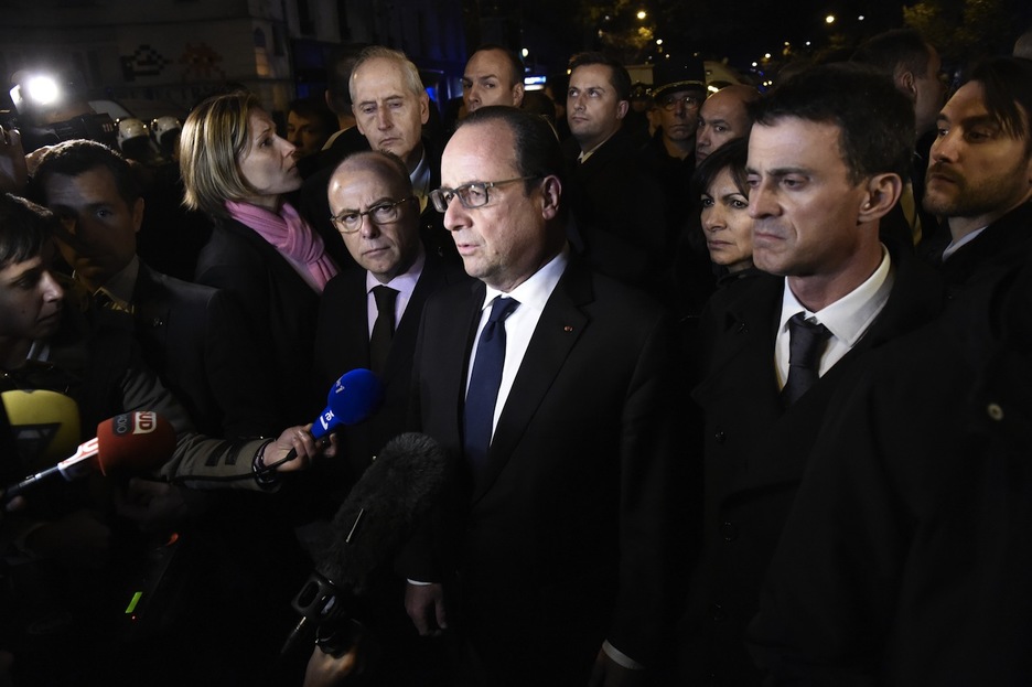François Hollande hace declaraciones en el exterior de Bataclan junto a Manuel Valls. (Miguel MEDINA/AFP) François Hollande hace declaraciones en el exterior de Bataclan junto a Manuel Valls. (Miguel MEDINA/AFP)