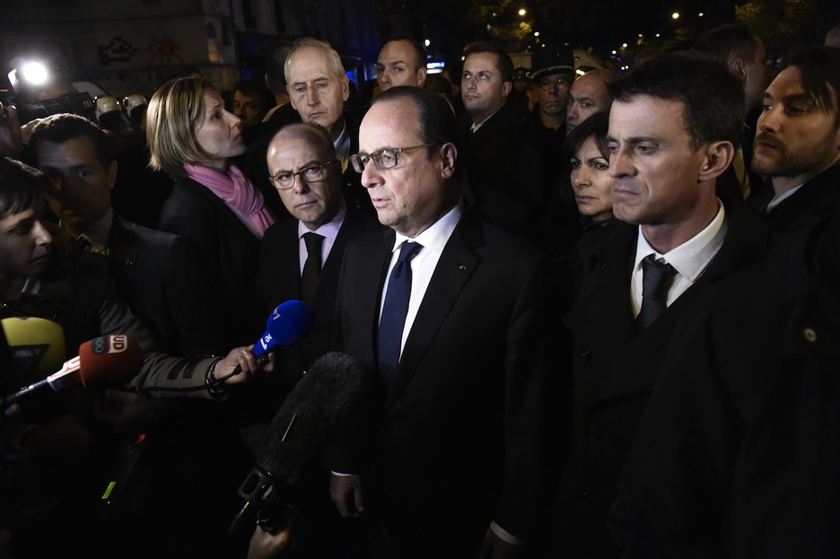 François Hollande hace declaraciones en el exterior de Bataclan junto a Manuel Valls. (Miguel MEDINA/AFP)