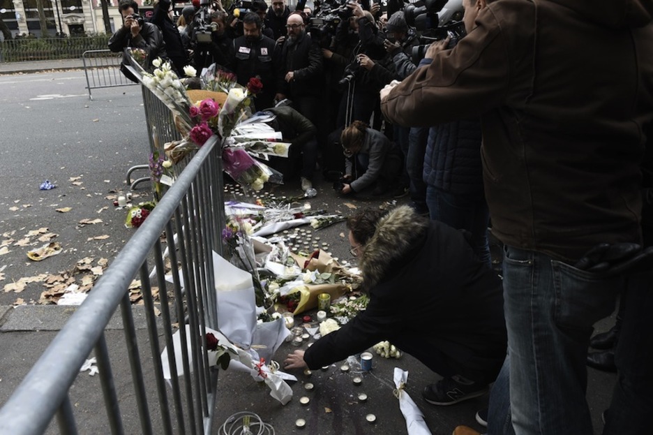 Colocando velas y flores en las inmediaciones de Bataclan. (Miguel MEDINA/AFP) Colocando velas y flores en las inmediaciones de Bataclan. (Miguel MEDINA/AFP)