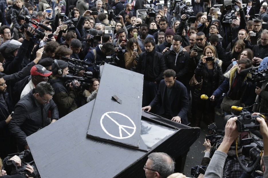 Un hombre toca el piano en las inmediaciones del área acordonada de Bataclan. (Kenzo TRIBOUILLARD/AFP) Un hombre toca el piano en las inmediaciones del área acordonada de Bataclan. (Kenzo TRIBOUILLARD/AFP)