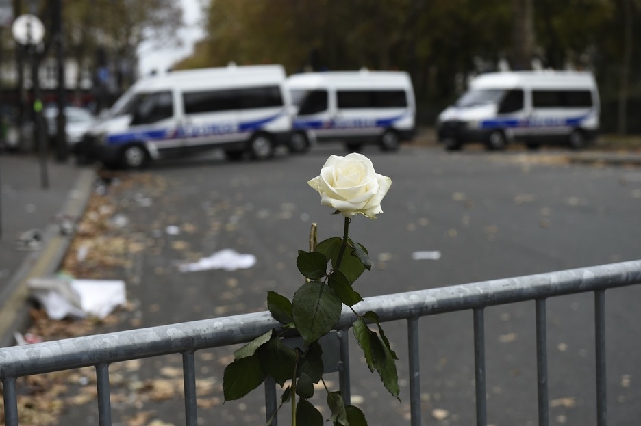 Una rosa blanca en recuerdo de las víctimas. (Miguel MEDINA/AFP)