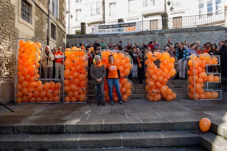 En Gasteiz han llenado ‘Libre’ de globos naranjas. (Juanan RUIZ/ARGAZKI PRESS)