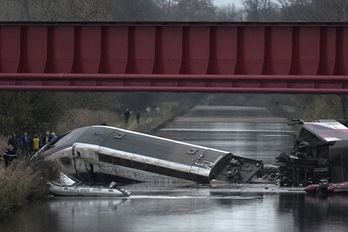 Parte del tren ha terminado hundido en un canal. (FREDERICK FLORIN / AFP)