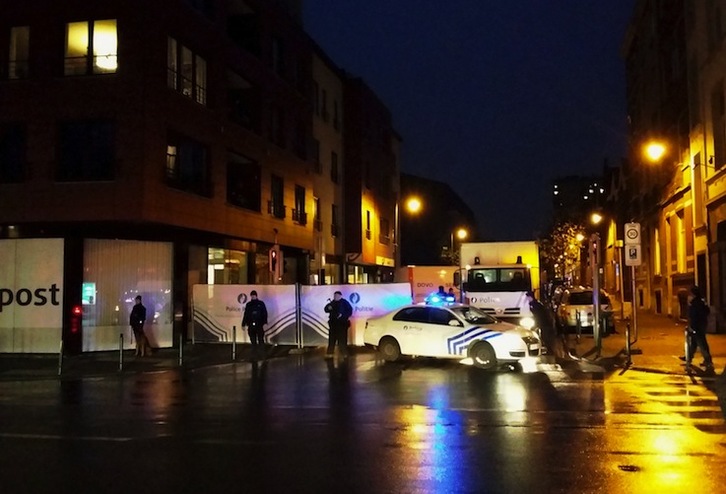 Calle cortada por la Policía belga en el distrito de Molenbeek. (HENDRIK DEVRIENDT / AFP) 