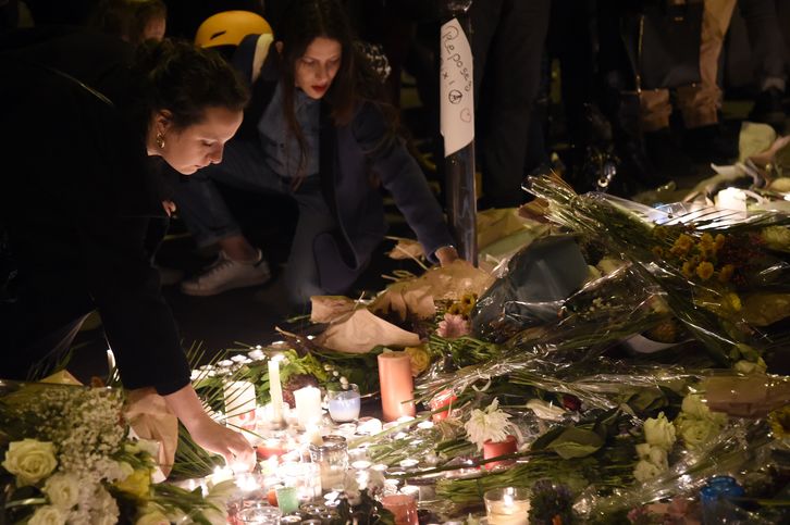 Velas colocadas en uno de los lugares de los atentados. (Dominique FAGET / AFP)