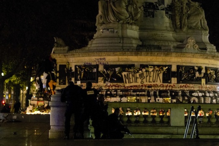 Varios policías desplegados en la Plaza de la República. (Joel SAGET/AFP PHOTO)