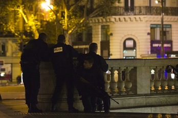 Policías desplegados en las inmediaciones de la Plaza de la República. (Joel SAGET/AFP PHOTO)
