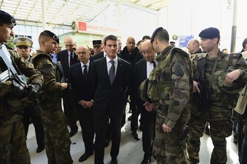 El primer ministro francés, Manuel Valls (en el centro de la imagen), ayer, en una estación ferroviaria de París. (Eric FEFERBERG/AFP PHOTO)