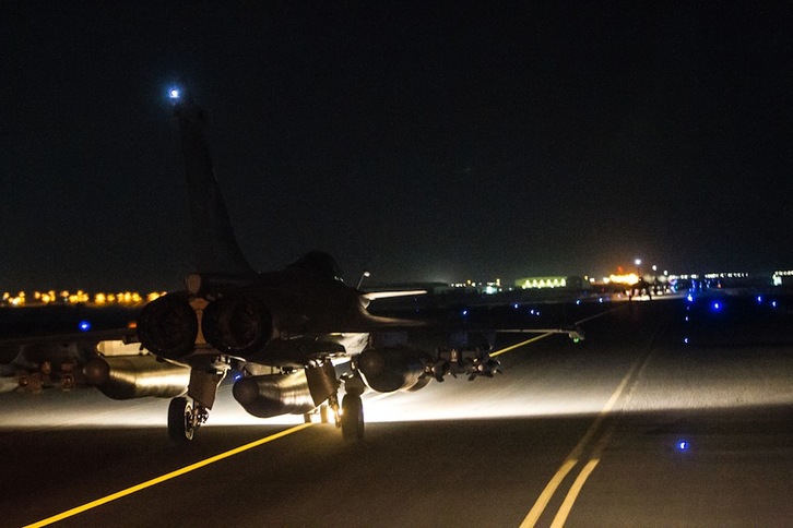Un bombardero francés despega de los Emiratos Árabes con destino a Raqqa. (Ministerio de Defensa/AFP)