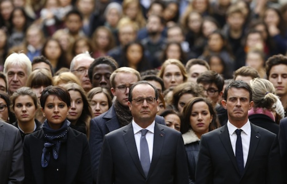 El presidente francés, François Hollande, flanqueado por el primer ministro, Manuel Valls, y la ministra de Educación, Najat Vallaud-Belkacem. (Guillaume HORCAJUELO/AFP) 