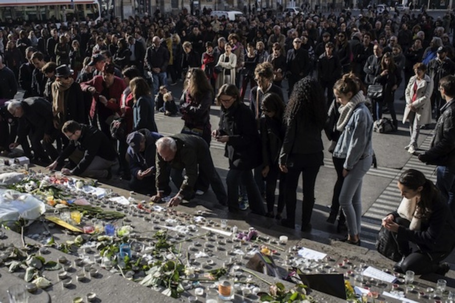 Vecinos de la ciudad de Lyon expresan su pesar por los ataques. (Jean-Philippe KSIAZEK/AFP)