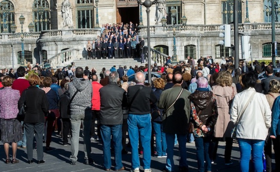 También se ha llevado a cabo una concentración en las escalinatas del Ayuntamiento de Bilbo. (Luis JAUREGIALTZO/ARGAZKI PRESS) 