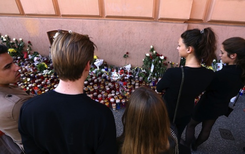 Flores y velas frente a la Embajada francesa de Zagreb, en Croacia. (AFP)