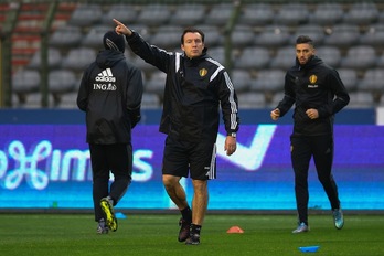 El seleccionador belga y dos jugadores entrenan ayer. (Bruno FAHY/AFP) 