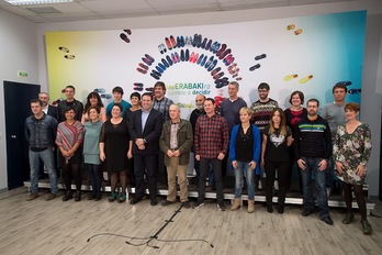 Foto de familia de los candidatos de EH Bildu. (Iñigo URIZ/ARGAZKI PRESS)