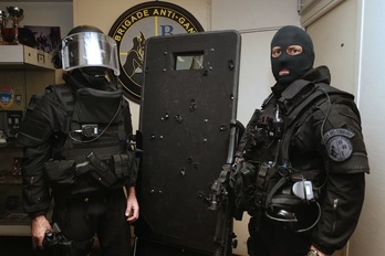 Dos miembros de los comandos especiales de la Policía francesa exhiben uno de los escudos que utilizaron en Bataclan. (Kenzo TRIBOUILLARD/AFP) 