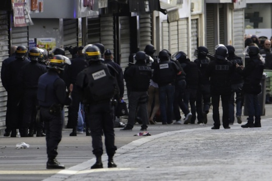 La Policía se lleva a uno de los detenidos en Saint Denis. (Kenzo TRIBOUILLARD/AFP PHOTO) La Policía se lleva a uno de los detenidos en Saint Denis. (Kenzo TRIBOUILLARD/AFP PHOTO)