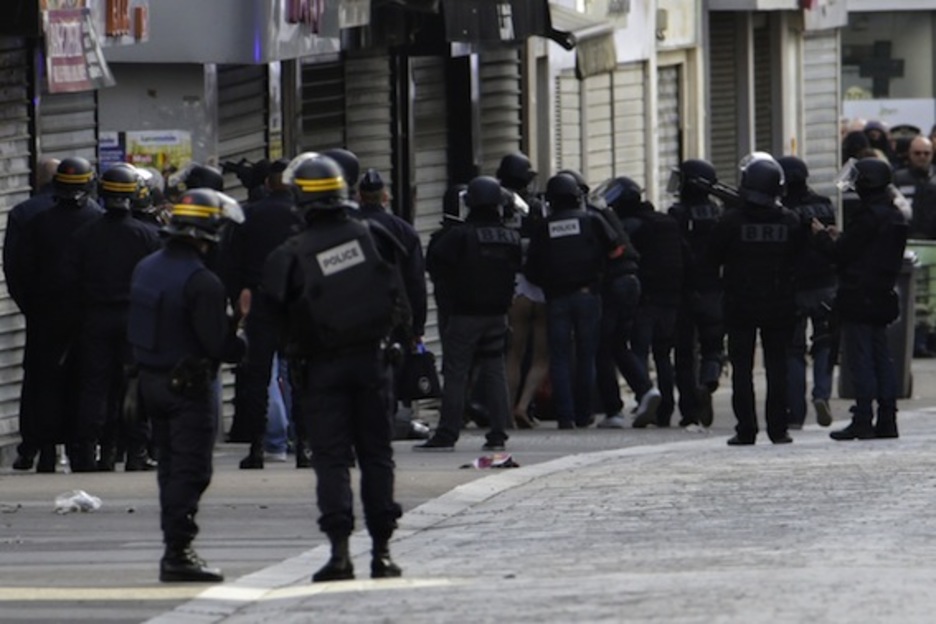 La Policía se lleva a uno de los detenidos en Saint Denis. (Kenzo TRIBOUILLARD/AFP PHOTO)
