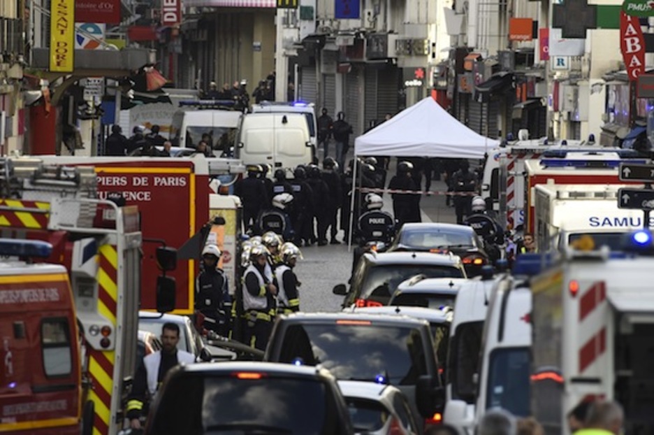 Amplio despliegue de los servicios de emergencia. (Lionel BONAVENTURE/AFP PHOTO) Amplio despliegue de los servicios de emergencia. (Lionel BONAVENTURE/AFP PHOTO)