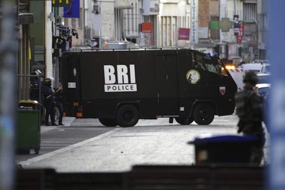 Un furgón de la Brigada de Búsqueda y de Intervención (BRI, por sus siglas en francés) de la Policía. (Kenzo TRIBOUILLARD/AFP PHOTO) Un furgón de la Brigada de Búsqueda y de Intervención (BRI, por sus siglas en francés) de la Policía. (Kenzo TRIBOUILLARD/AFP PHOTO)