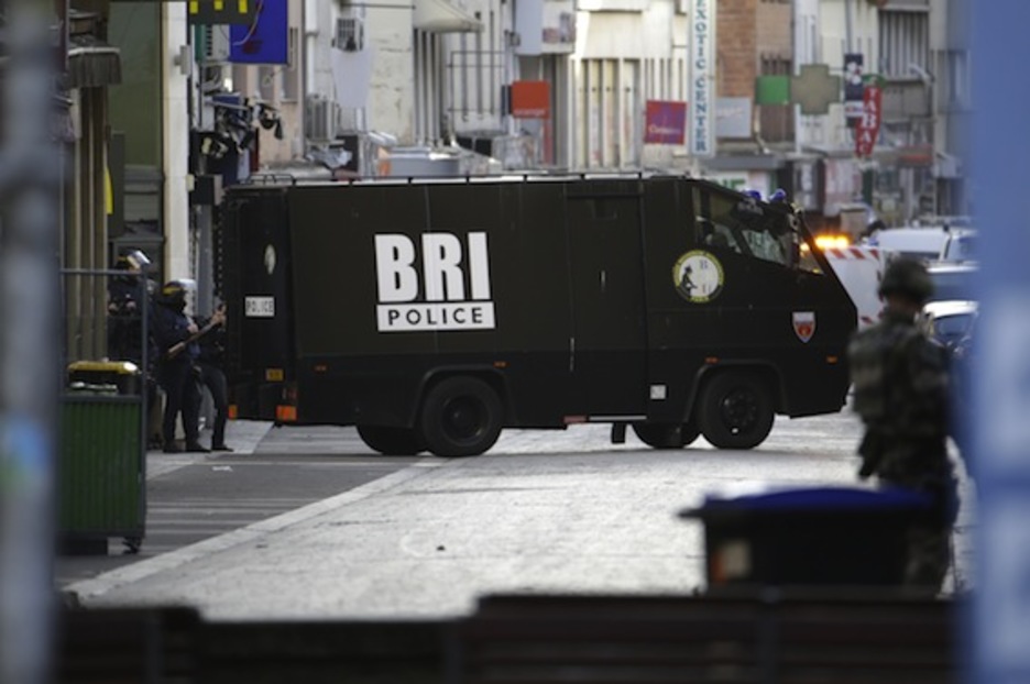 Un furgón de la Brigada de Búsqueda y de Intervención (BRI, por sus siglas en francés) de la Policía. (Kenzo TRIBOUILLARD/AFP PHOTO)