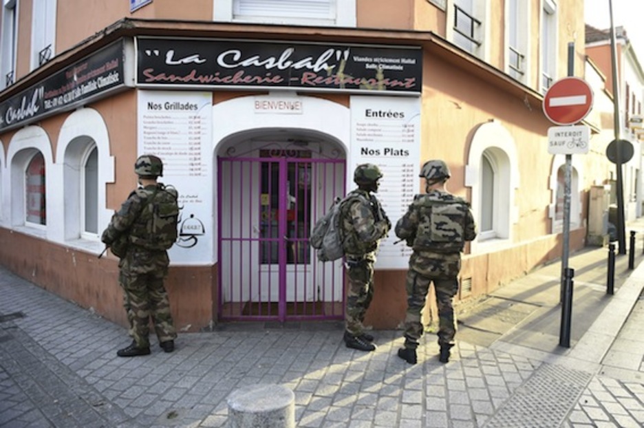 Se ha desplegado un centenar de efectivos del Ejército francés en Saint Denis. (Eric FEFERBERG/AFP PHOTO) Se ha desplegado un centenar de efectivos del Ejército francés en Saint Denis. (Eric FEFERBERG/AFP PHOTO)