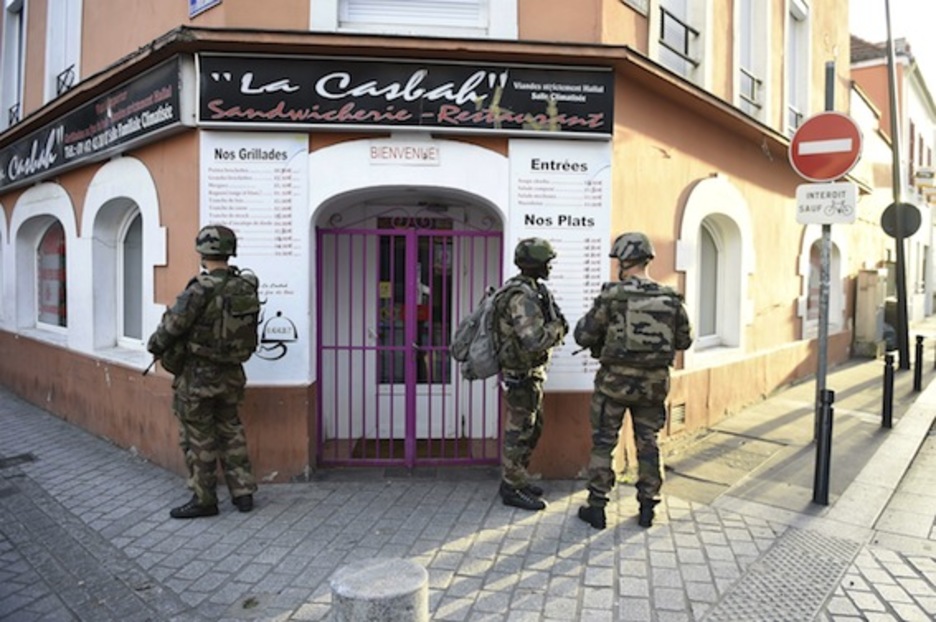 Se ha desplegado un centenar de efectivos del Ejército francés en Saint Denis. (Eric FEFERBERG/AFP PHOTO)