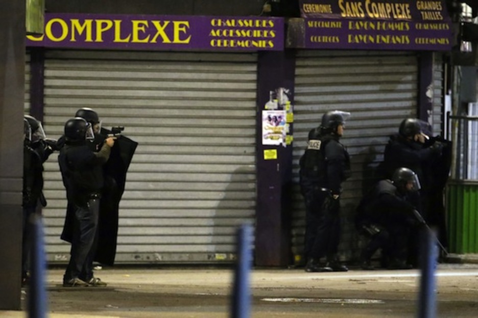 Un grupo de policías, apostado en las calles de Saint Denis. (Kenzo TRIBOUILLARD/AFP PHOTO) Un grupo de policías, apostado en las calles de Saint Denis. (Kenzo TRIBOUILLARD/AFP PHOTO)