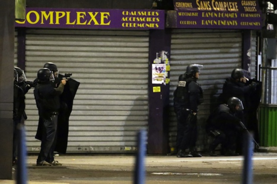 Un grupo de policías, apostado en las calles de Saint Denis. (Kenzo TRIBOUILLARD/AFP PHOTO)