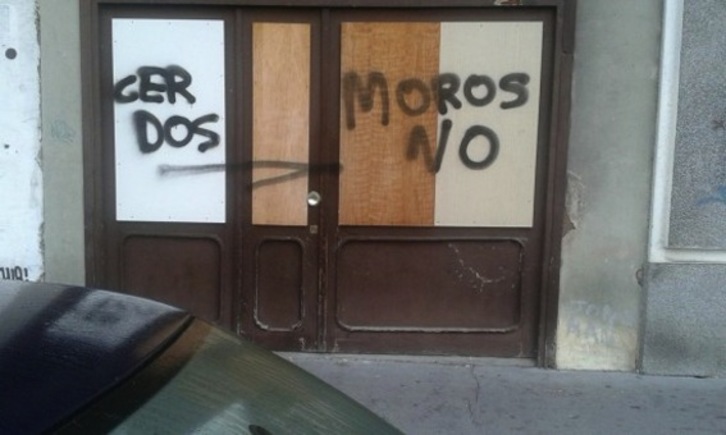 Pintadas islamófobas en Gasteiz, en una imagen difundida por redes sociales.