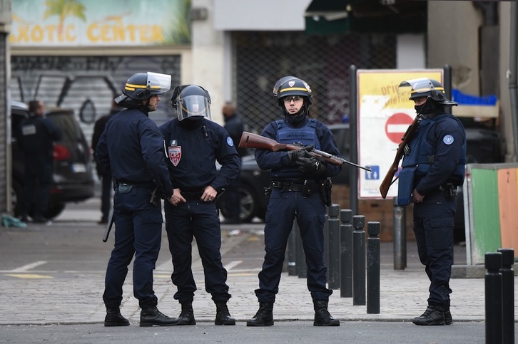 Poliziak Parisko Saint-Denis auzoan. (Eric FEFERBERG/AFP)