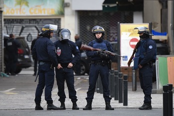 Poliziak Parisko Saint-Denis auzoan. (Eric FEFERBERG/AFP) 