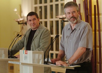 Arnaldo Otegi y Gerry Adams, en una comparecencia en Bilbo en 2006. (Jon HERNAEZ / ARGAZKI PRESS)
