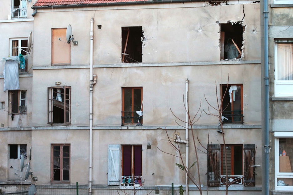 La Policía científica, en el interior del apartamento asaltado. (Joel SAGET/AFP) La Policía científica, en el interior del apartamento asaltado. (Joel SAGET/AFP)
