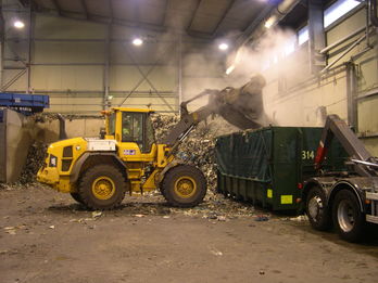 Chargement de déchets plastiques, à Canopia, à destination d'un centre de valorisation énergétique. © Anna DASCON