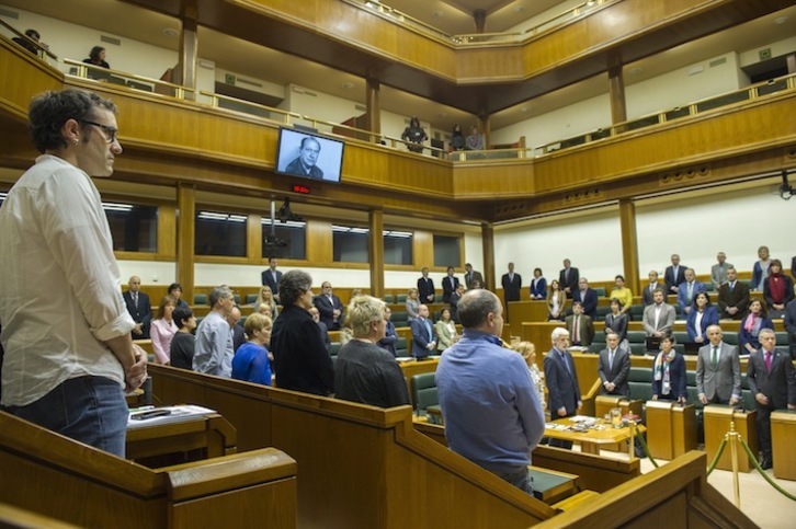 La imagen de Santi Brouard se ha proyectado en el hemiciclo. (Juanan RUIZ/ARGAZKI PRESS)