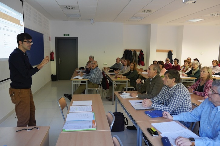 Clase de Arte en la Aula de la Experiencia de Donostia. (Gotzon ARANBURU)